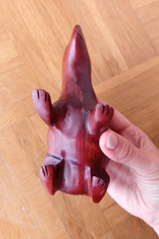 Figura artesanal de madera capibara