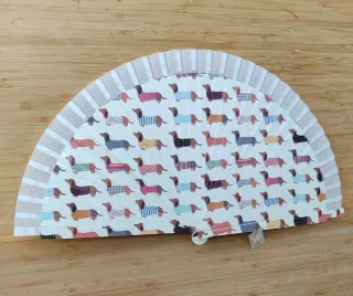 Abanico de madera con perritos teckel