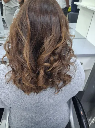 Peinado de salón con ondas y mechas