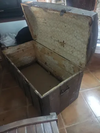 Baúl antiguo de madera y metal