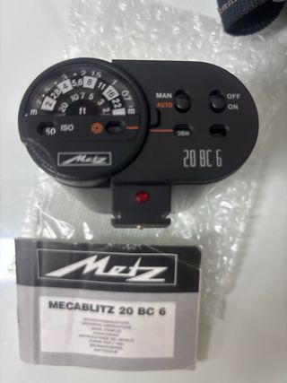 Cámara Zenit 12XP con flash Metz y película