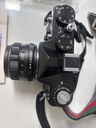 Cámara Zenit 12XP con flash Metz y película