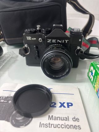 Cámara Zenit 12XP con flash Metz y película
