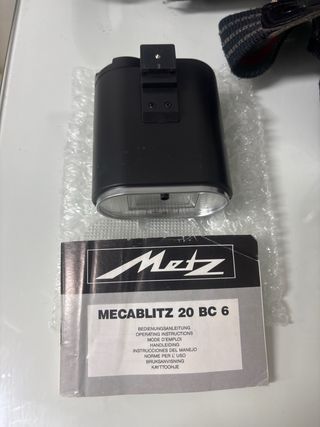 Cámara Zenit 12XP con flash Metz y película