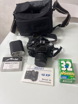 Cámara Zenit 12XP con flash Metz y película