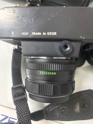 Cámara Zenit 12XP con flash Metz y película