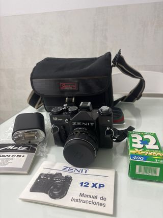 Cámara Zenit 12XP con flash Metz y película