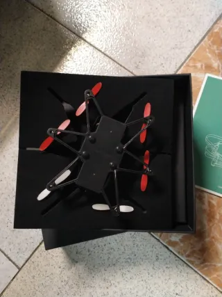 Mini Dron Negro con Hélices Rojas