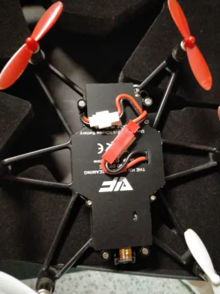 Mini Dron Negro con Hélices Rojas