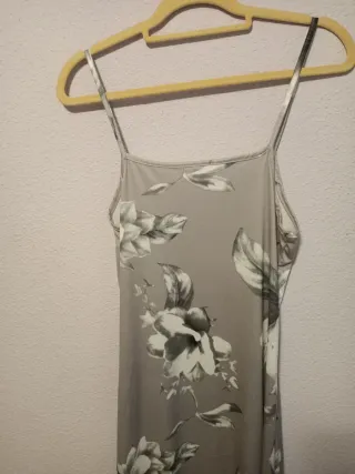 Vestido recto y largo gris con estampado floral