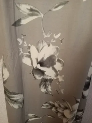 Vestido recto y largo gris con estampado floral