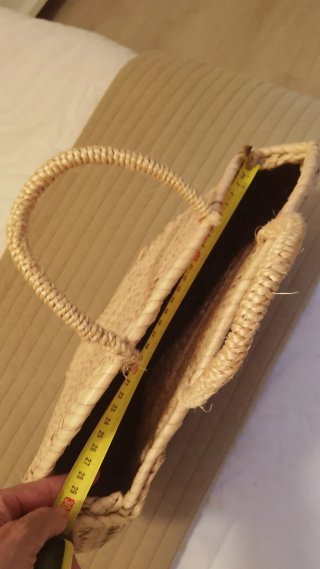 Bolso redondo de rafia beige
