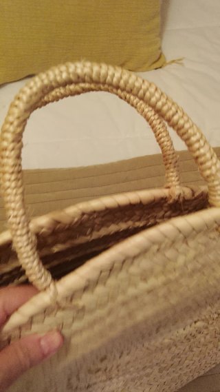 Bolso redondo de rafia beige