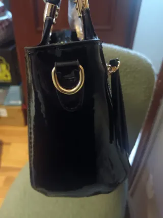 Bolso de mano negro charol