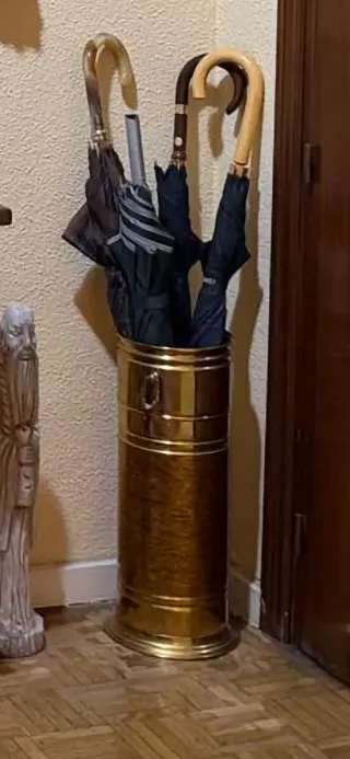 Paragüero de latón con diseño labrado