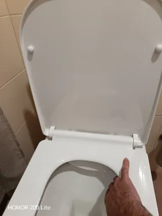 Sanitario de baño blanco y beige