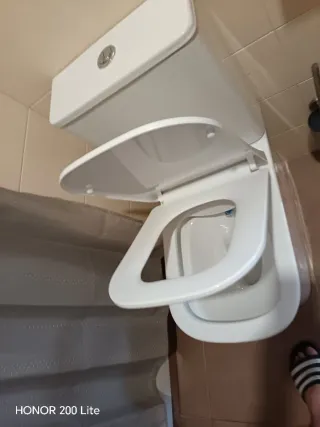 Sanitario de baño blanco y beige