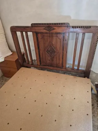 Cama antigua de madera tallada de castaño