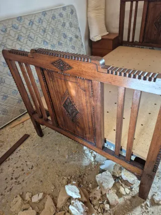 Cama antigua de madera tallada de castaño