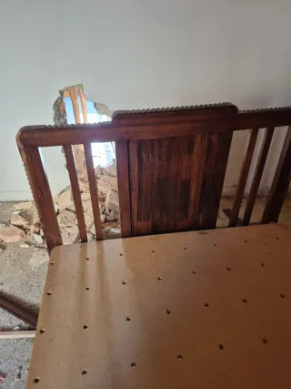 Cama antigua de madera tallada de castaño