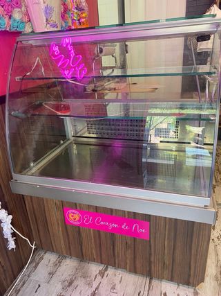 Vitrina refrigeradora comercial.