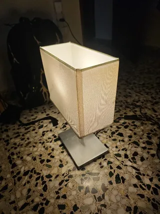 Lámpara de mesa IKEA blanca y plateada