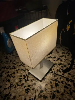 Lámpara de mesa IKEA blanca y plateada