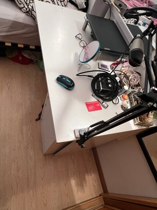 Escritorio blanco con cajonera