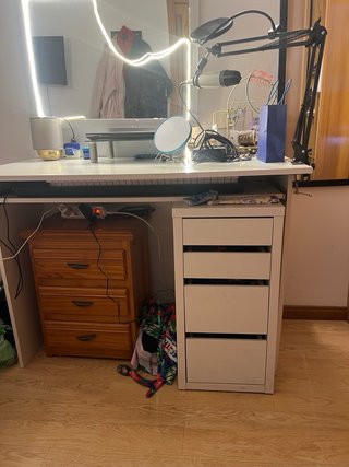 Escritorio blanco con cajonera