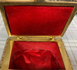 Joyero antiguo dorado con escena romántica