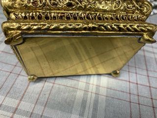 Joyero antiguo dorado con escena romántica