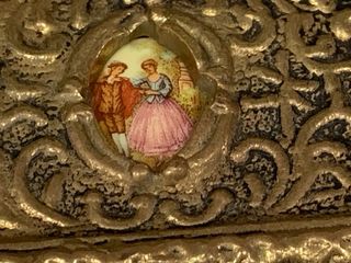 Joyero antiguo dorado con escena romántica