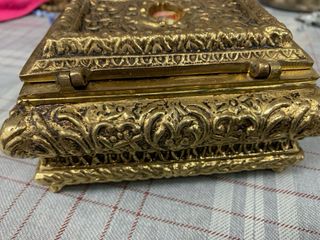 Joyero antiguo dorado con escena romántica