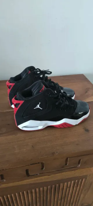 Zapatillas Jordan Talla 36 Negras y Rojas