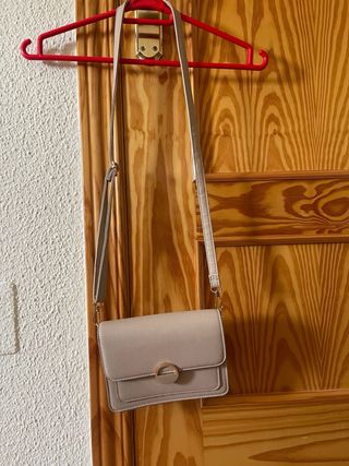Bolso de mano beige con detalle dorado