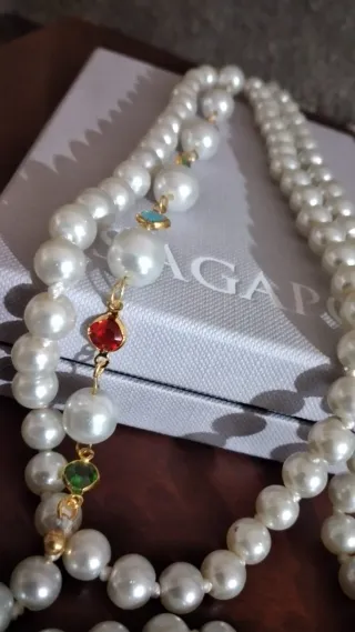 Collana perle bianche con pietre colorate