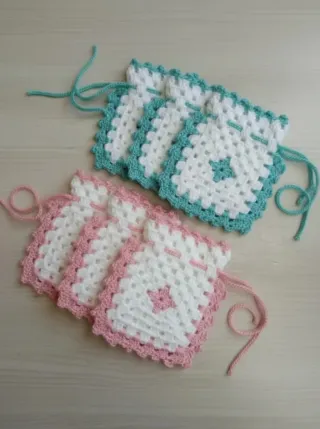 Piccole borse all'uncinetto regalo comunione battesimo