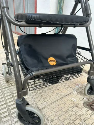 Andador ortopédico con asiento