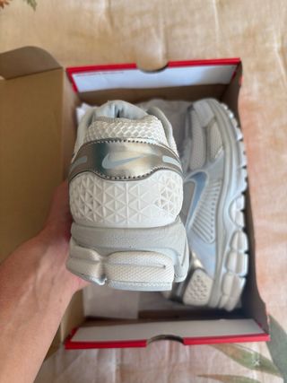 Nike Zoom Vomero 5 Talla 42.5 Plata