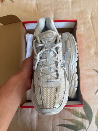 Nike Zoom Vomero 5 Talla 42.5 Plata