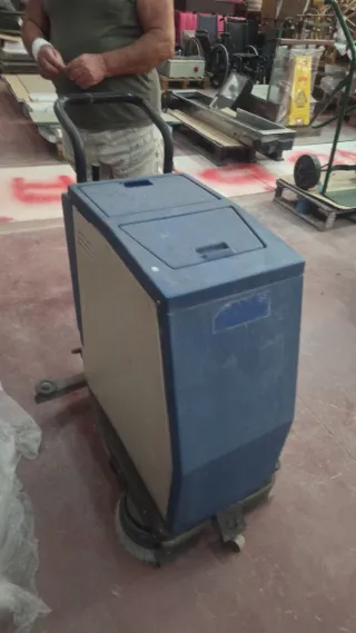 Máquina Fregadora Barredora Industrial