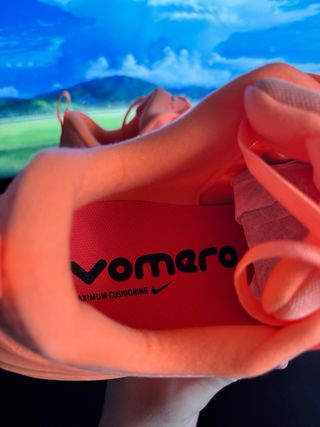 Nike Vomero Plus - Naranja