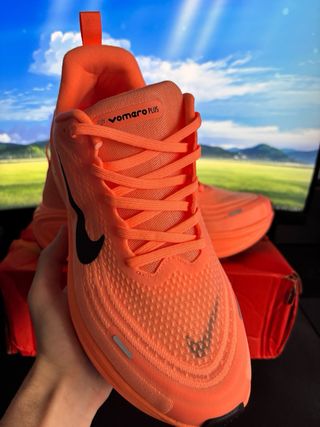 Nike Vomero Plus - Naranja