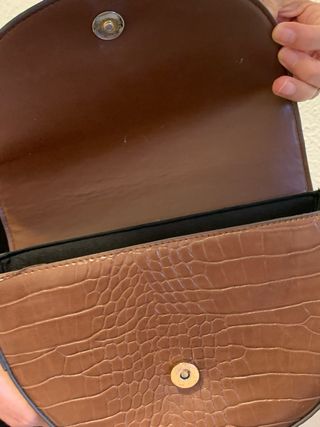 Bandolera efecto piel cocodrilo marrón de Mango