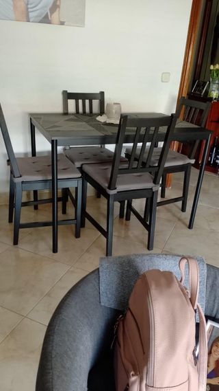 Mesa y 4 Sillas Comedor Negras