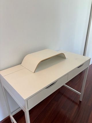 Scrivania bianca con cassetti