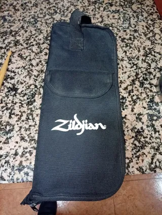 4 baquetas: 2 madera, 2 fibra + funda