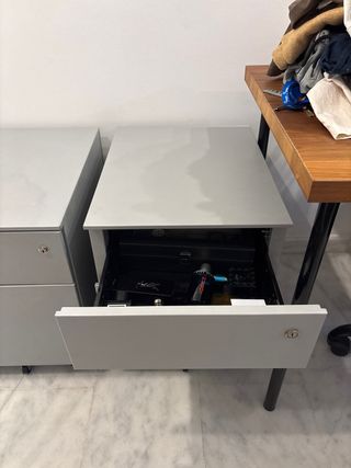 Tavoli da comodino in metallo grigio con cassetti (2 unità)