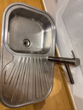 Fregadero de acero inoxidable con escurridor