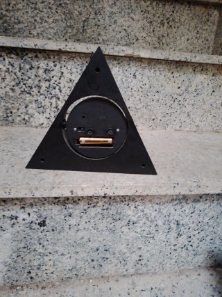 Reloj de sobremesa triangular